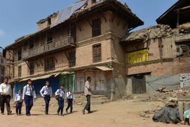 Học sinh Nepal trở lại trường học sau động đất. (Nguồn: AFP/TTXVN)