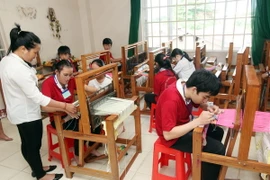 Lớp học dệt tại Trung tâm dạy nghề người khuyết tật tỉnh Bình Dương. (Ảnh: Anh Tuấn/TTXVN)