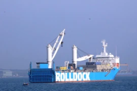 Tàu vận tải hạng năng Rolldock Star thực hiện hạ chìm kỹ thuật tàu ngầm Hải Phòng. (Ảnh: Tiên Minh/TTXVN)