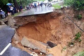 Sạt lở hàng trăm khối đất đá, giao thông tại Lai Châu tê liệt