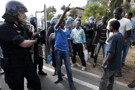 Cảnh sát Italy làm nhiệm vụ trong cuộc biểu tình của người nhập cư tại thị trấn Ventimiglia giáp với Pháp. (Nguồn: AFP/TTXVN)