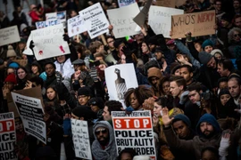 Biểu tình tại New York, phản đối các vụ cảnh sát bắn chết người da màu. (Nguồn: AFP/TTXVN)