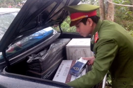 Bình Dương: Bắt ôtô chở hơn 1.000 cây thuốc lá nhập lậu