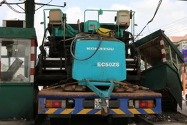 Lực lượng chức năng tỉnh Bình Dương xử lý hiện trường vụ tai nạn. (Ảnh: Quách Lắm/TTXVN)