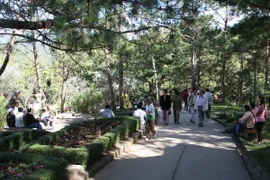 Khu du lịch Thung lũng Tình yêu thu hút đông đảo khách du lịch. (Ảnh: Phương Hoa/TTXVN)