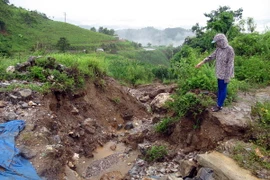 Phần taluy âm bị sạt lở nặng gây tiềm ẩn nhiều nguy cơ mất an toàn giao thông. (Ảnh: Đức Hiếu/TTXVN)