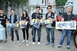 Cảnh sát Hong Kong cùng tang vật bị thu giữ. (Nguồn: Apple Daily)