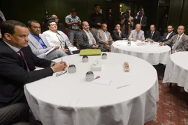 Đặc phái viên của LHQ về Yemen Ismail Ould Cheikh Ahmed (trái) và đại diện các phe phái tại Yemen tham gia vòng đàm phán ở Geneva. (Nguồn: AFP/TTXVN)