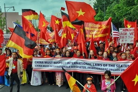 Kiều bào biểu tình phản đối Trung Quốc tại quảng trường Alexanderplatz. (Ảnh: Nguyên Đức/Vietnam+)