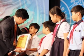 Trao học bổng Vừ A Dính cho các học sinh, sinh viên dân tộc thiểu số tiêu biểu năm học 2014-2015. (Ảnh: Mạnh Linh/TTXVN)