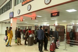 Khách nước ngoài chờ làm thủ tục nhập cảnh tại Biên phòng Cửa khẩu Quốc tế Hữu Nghị, Lạng Sơn. (Ảnh: Hoàng Hùng/TTXVN)