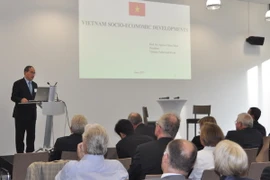 Chủ tịch Nguyễn Thiện Nhân phát biểu trước các chính khách, chủ tịch các tập đoàn kinh tế và các ngân hàng lớn của Đức. (Ảnh: Đức Chung/Vietnam+)