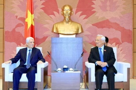 Phó Chủ tịch Quốc hội Uông Chu Lưu tiếp Bộ trưởng Tư pháp, Chưởng ấn Algeria Tayeb Louh. (Ảnh: An Đăng/TTXVN)