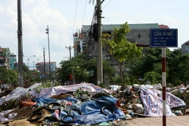  Những bãi rác thải trong khu dân cư thị xã Sơn Tây. (Ảnh: Hoàng Lâm/TTXVN)