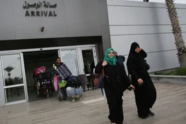  Người dân Palestine trở về Gaza qua cửa khẩu Rafah. (Nguồn: AFP/TTXVN)