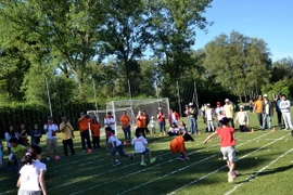 Trò chơi nhặt khoai tây của các bé trong ASEAN Day. (Ảnh: Tố Uyên­Hoàng Long/Vietnam+)