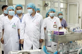 Thứ trưởng Bộ Y tế Nguyễn Thanh Long cùng đoàn công tác kiểm tra tại Bệnh viện Bệnh Nhiệt đới Trung ương. (Ảnh: Dương Ngọc/TTXVN )
