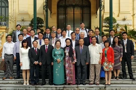 Phó Chủ tịch nước Nguyễn Thị Doan chụp ảnh lưu niệm với các đại biểu dự diễn đàn. (Nguồn: Vietnam+)