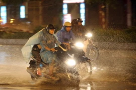 Đoạn đường Nguyễn Xiển, Hà Nội bị ngập nước. (Ảnh: Phạm Kiên/TTXVN)