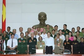 Phó Thủ tướng Vũ Văn Ninh chụp ảnh lưu niệm với các đại biểu. (Ảnh: Nguyễn Dân/TTXVN)