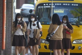 Đeo khẩu trang phòng ngừa virus MERS tại Pyeongtaek ngày 3/6. (Nguồn: THX/TTXVN)