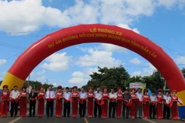 Các đại biểu cắt băng thông xe tuyến đường. (Ảnh Quang Huy/TTXVN)