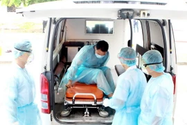 Tổ đáp ứng nhanh tiến hành khoanh vùng, cách ly, điều tra và vận chuyển cấp cứu, khử khuẩn xử lý môi trường tại cộng đồng nơi phát hiện ca bệnh nghi nhiễm MERS - CoV. (Ảnh: Dương Ngọc/TTXVN)