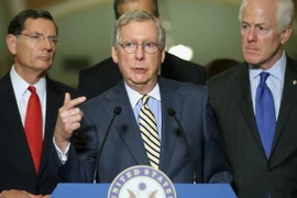 Lãnh đạo đa số tại Thượng viện Mỹ Mitch McConnell trả lời báo giới sau cuộc bỏ phiếu tại thủ đô Washington. (Nguồn: AFP/TTXVN)