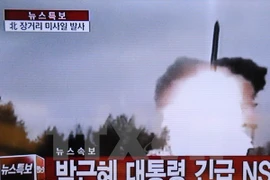 Hình ảnh phát sóng trên đài Truyền hình Hàn Quốc về vụ phóng tên lửa tầm xa của Triều Tiên ngày 7/2. (Nguồn: THX/TTXVN)