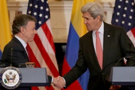 Ngoại trưởng Mỹ John Kerry (phải) và Tổng thống Colombia Juan Manuel Santos (trái) tại cuộc họp báo ở Washington. (Ảnh: AFP/TTXVN)