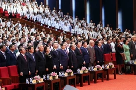 Các đại biểu thực hiện nghi lễ chào cờ tại Lễ Kỷ niệm 30 năm Thành lập Kiểm toán Nhà nước. (Ảnh: An Đăng/TTXVN)