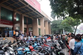 Xếp hàng mua vàng tại chi nhánh Sở giao dịch Agribank Láng Hạ. (Ảnh: Hoàng Hiếu/TTXVN)