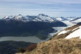 Sông băng Mendenhall, một trong hàng chục sông băng lớn kéo dài từ Cánh đồng băng Juneau. (Nguồn: Alaska News)