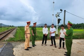 Nhóm học sinh khai báo sự việc với lực lượng công an. (Ảnh: TTXVN phát)