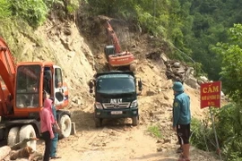 Do tình trạng sạt lở quá nhiều và có nguy cơ tiếp tục tái diễn khiến việc thông tuyến giao thông gặp nhiều khó khăn. (Ảnh: TTXVN phát)