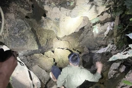 Lực lượng chức năng xã Bằng Hữu, huyện Chi Lăng xuống hang cứu người. (Ảnh do Công an xã Bằng Hữu cung cấp)