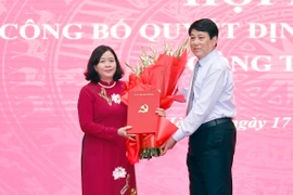 Ông Lương Cường, Ủy viên Bộ Chính trị, Thường trực Ban Bí thư, trao Quyết định của Bộ Chính trị phân công bà Bùi Thị Minh Hoài giữ chức Bí thư Thành ủy Hà Nội nhiệm kỳ 2020-2025. (Ảnh: Doãn Tấn/TTXVN)