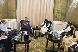 Người phát ngôn Taliban Zabihullah Mujahid (giữa bên phải) dẫn đầu phái đoàn Taliban gặp Đặc phái viên của Tổng thống Nga tại Afghanistan Zamir Kabulov, trong cuộc gặp ở Doha, Qatar tháng 1/2024. (Nguồn: AP)