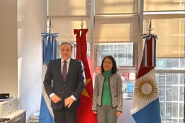 Đại sứ Việt Nam tại Argentina Ngô Minh Nguyệt (bên phải) tại buổi làm việc với Hạ nghị sỹ Juan Fernando Brugge. (Ảnh: TTXVN phát)