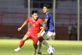 Một pha tranh bóng giữa cầu thủ U19 Việt Nam và U19 Myanmar. (Nguồn: VFF)