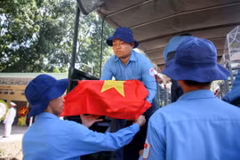 Cán bộ, chiến sỹ các Đội tìm kiếm, quy tập hài cốt liệt sỹ đưa các hài cốt liệt sỹ quân tình nguyện Việt Nam hy sinh tại Campuchia về Nghĩa trang liệt sỹ Đồi 82, huyện Tân Biên. (Ảnh: Giang Phương/TTXVN)