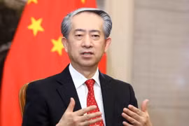 Đại sứ Trung Quốc tại Việt Nam Hùng Ba trả lời phỏng vấn các cơ quan thông tấn, báo chí. (Ảnh: Phạm Kiên/TTXVN)