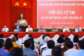 Thủ tướng Phạm Minh Chính và Đoàn đại biểu Quốc hội thành phố Cần Thơ tiếp xúc cử tri quận Thốt Nốt, thành phố Cần Thơ. (Ảnh: Dương Giang/TTXVN)