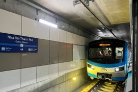 Đoàn tàu đầu tiên của tuyến Metro số 1 (Bến Thành-Suối Tiên) chạy thử nghiệm trên toàn tuyến, đoạn Nhà ga ngầm Bến Thành, Thành phố Hồ Chí Minh. (Ảnh: TTXVN phát)