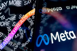 Biểu tượng công ty Meta và trang mở đầu của mạng xã hội Threads. (Ảnh: AFP/TTXVN)
