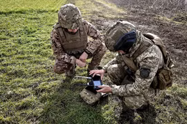 Binh sỹ Ukraine điều khiển máy bay không người lái được trang bị camera đo nhiệt độ ở vùng Zaporizhzhia, Đông Nam Ukraine. Getty Images)