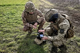 Binh sỹ Ukraine điều khiển máy bay không người lái được trang bị camera đo nhiệt độ ở vùng Zaporizhzhia, Đông Nam Ukraine. Getty Images)