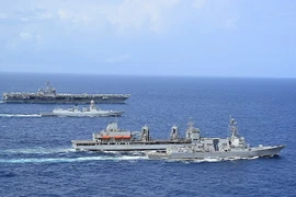 Tàu khu trục mang tên lửa dẫn đường INS Visakhapatnam và tàu tiếp tế INS Aditya của Ấn Độ tham gia cuộc tập trận chung với tàu sân bay Theodore Roosevelt của Mỹ ở Ấn Độ Dương. (Ảnh: ANI/TTXVN)
