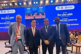 Chủ tịch Ủy ban Quốc gia UNESCO Hà Kim Ngọc chụp ảnh lưu niệm với một số lãnh đạo UNESCO tại Kỳ họp lần thứ 46 Ủy ban Di sản Thế giới. (Ảnh: TTXVN phát)