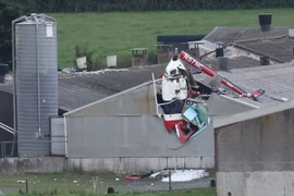 Hiện trường vụ trực thăng đâm vào tòa nhà tại hạt Westmeath, Ireland. (Ảnh: Getty Images/TTXVN)